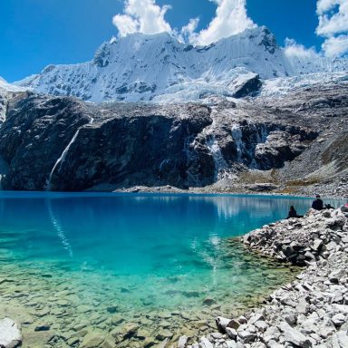 Pérou, Lac 69, laguna 69, altitude, randonnée, Huaraz Lac turquoise aux reflets cristallins, entouré de montagnes enneigées sous un ciel bleu.
