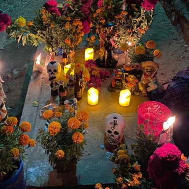 Día de muertos Autel coloré pour le Día de los Muertos avec fleurs, bougies et crânes décoratifs.