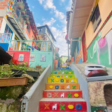 Guatapé Colombie Escalier coloré menant à des maisons lumineuses dans un quartier animé.