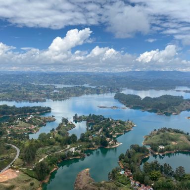 Guatapé Colombie Vue panoramique de lacs, îles verdoyantes et ciel nuageux.